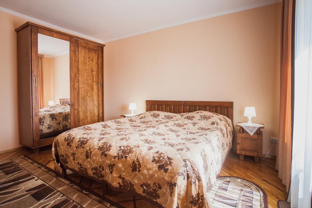 Saxony Dim Apartment Cernăuți Exterior foto