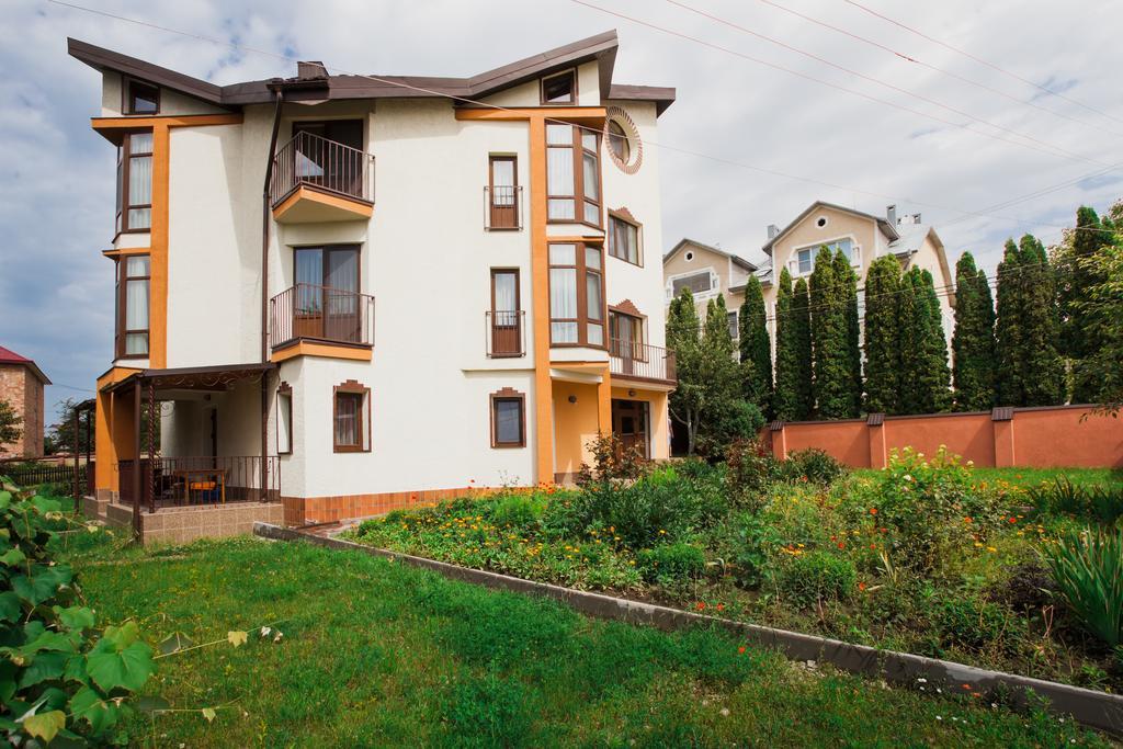 Saxony Dim Apartment Cernăuți Exterior foto
