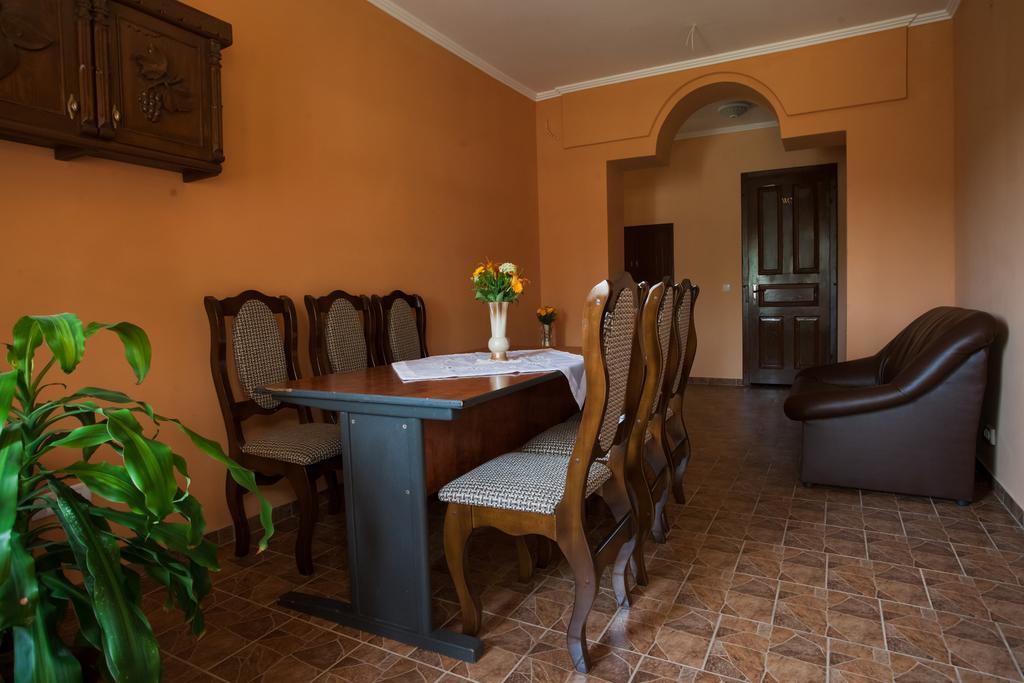 Saxony Dim Apartment Cernăuți Exterior foto