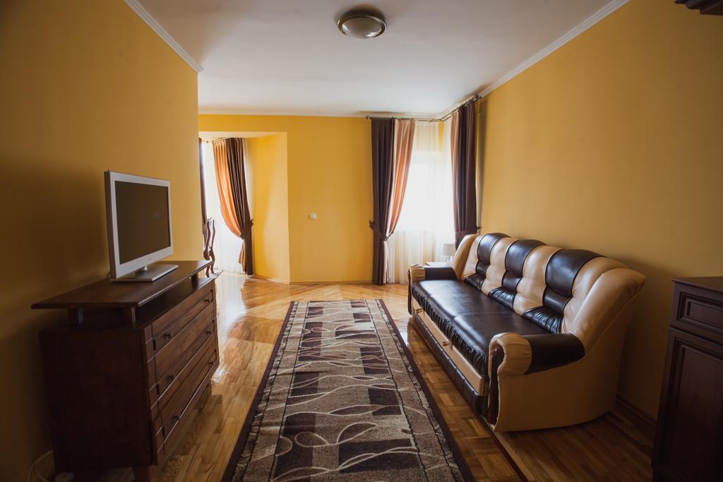 Saxony Dim Apartment Cernăuți Exterior foto